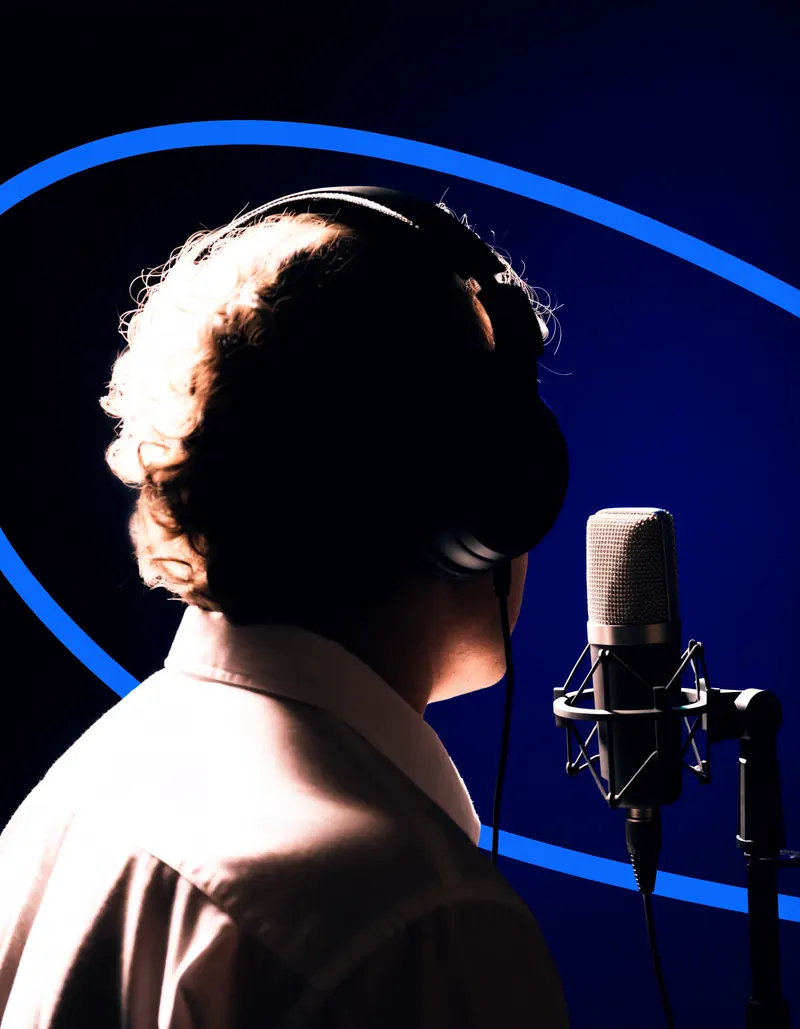 Escena ilustrativa: una persona de espaldas, con audifonos, frente a un microfono de condensador, recortada contra un aro de luz azul.